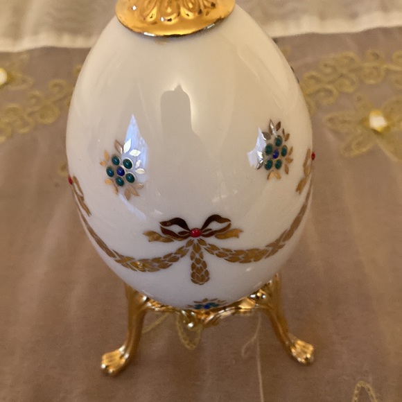 Lenox Collection Vintage Porcelain Egg with Gold Stand issued 1994 - Picture 2 of 7